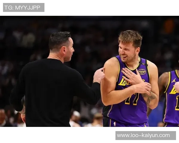 小里与东契奇的默契搭档雷迪克谈勒布朗缺阵的影响与应对策略