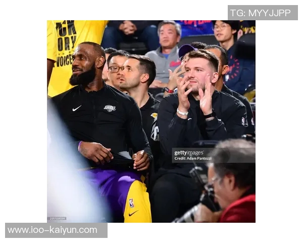 东契奇背打博格丹遭遇撞击疑似小腿受伤引发关注 东契奇背打博格丹遭遇撞击疑似小腿受伤引发关注