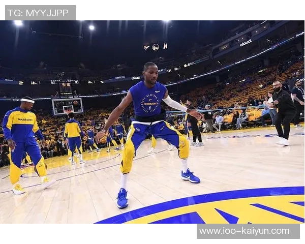 库明加身边人吃太多引发讨论路威表示球队鼓励多拿食物吃不完就得扔掉